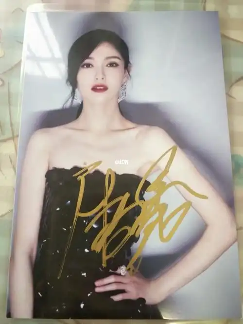 爱死唐嫣了上面唐嫣的签名照