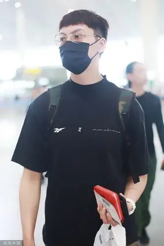 戴眼睛背双肩包尽显学生气息,梳齐刘海发型呆萌似正太,大眼睛抢镜十足