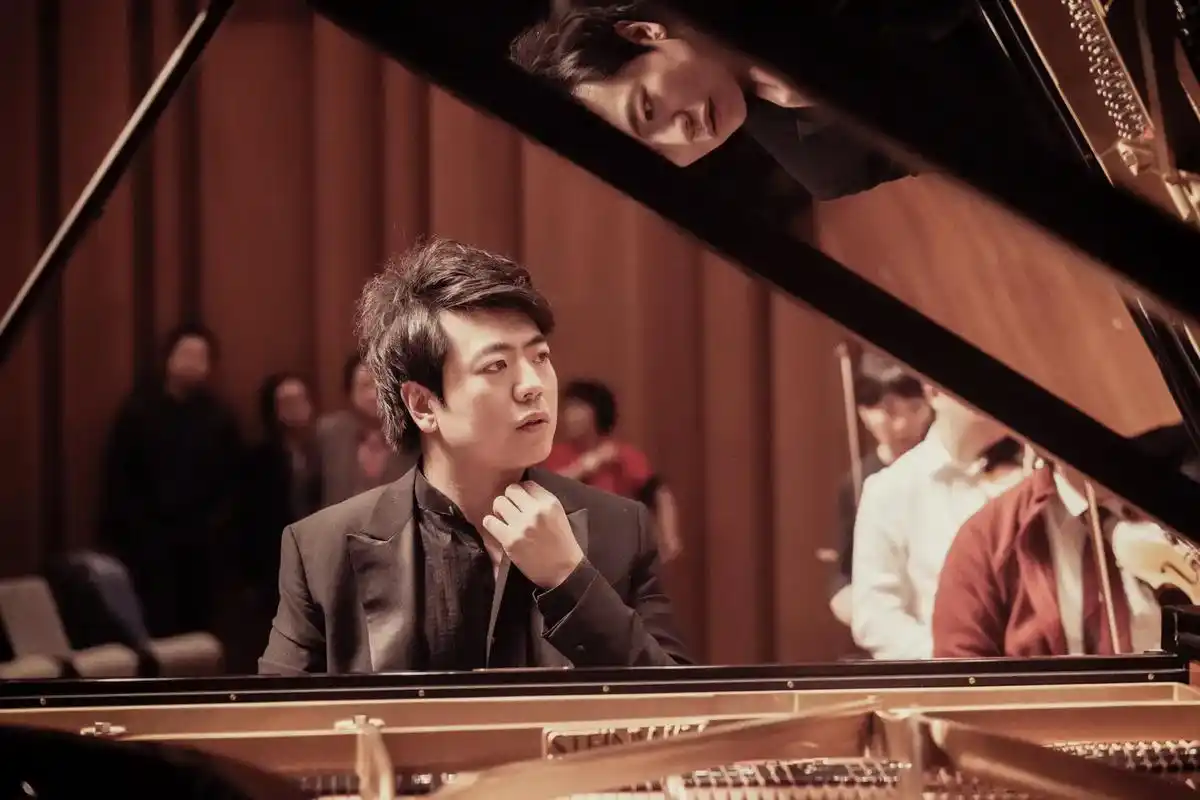 钢琴家朗朗与指挥家李心草