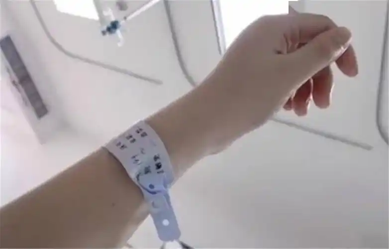 产妇"手环"上的颜色代表什么?橙色需要特别照顾,紫色更要注意_住院