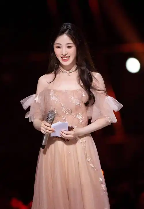 张含韵越来越会打扮,穿背带裙配白衬衫走机场,时髦减龄又显气质