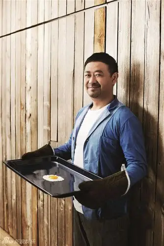 组图:姜武本色登封面 型男掌厨玩转厨房_高清图集_新浪网