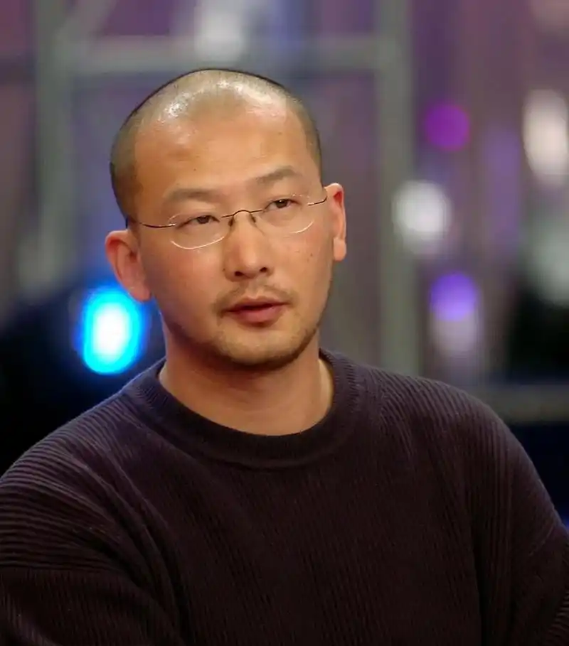 管虎当年拍完戏回到家,一进门看见臭袜子,脏衣服遍地都是,对着女友