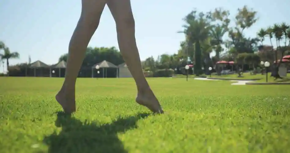 美女光脚森林行走,清新自然视频素材