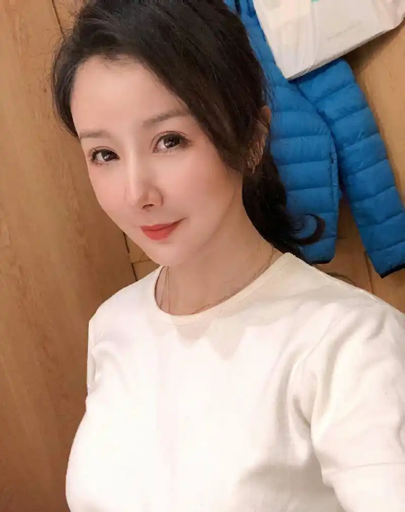 孙菲菲:娱乐圈黑幕 前美女演员孙菲菲曝光娱乐圈黑幕,指出娱乐圈存在"