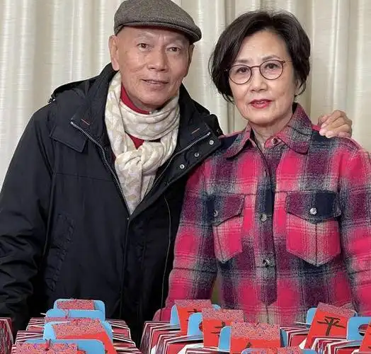 汪明荃晒新年礼盒与丈夫罗家英甜蜜合影恩爱十多年情比金坚