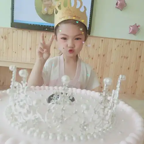 的鲜花飘散芬芳,今天我们迎来了我们朵班大才女 王梓潼  小朋友的生日