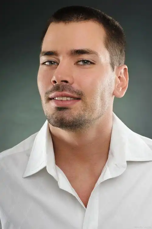 胡须是男性面部的自然生长现象,对于某些人来说,胡须的生长可能带来