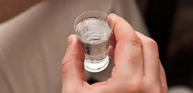 白酒"造假"太多,教您4招辨别,是粮食酒还是勾兑酒,一看就知|粮食酒