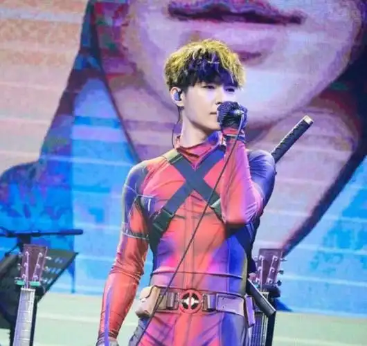 炎亚纶近照曝光扮演超级英雄秀身材网友帅得太让人动心