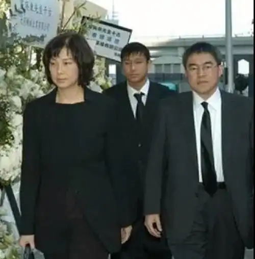 【豪门亲情难:霍震宇霍震寰争产案即将开庭,何超雄被亲姐告上法庭】