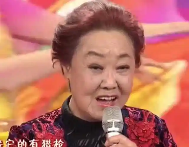 的郭兰英再次登上了2022年的春节联欢晚会,和其他四位青年歌手金婷婷