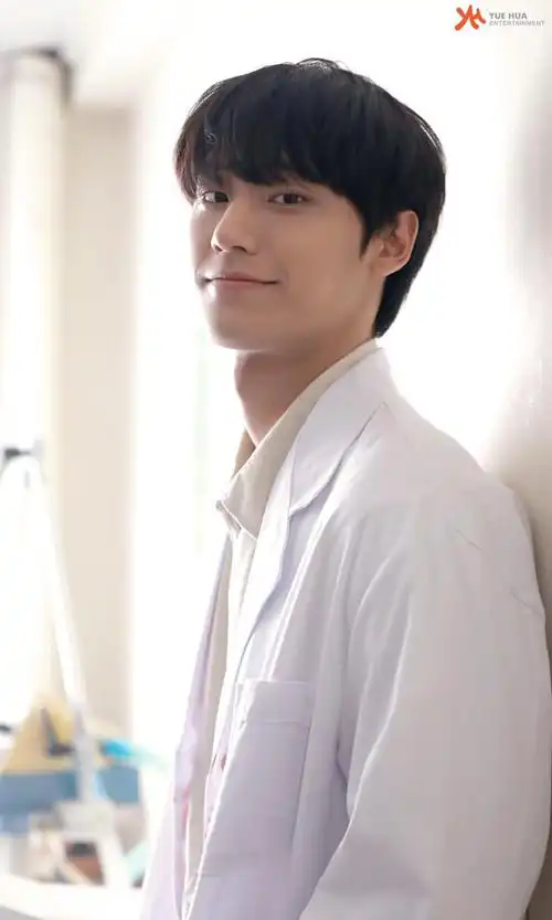 yuehua更新李到晛五月的青春拍摄花絮照共35张