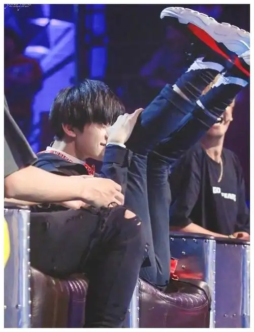 200730 易烊千玺举脚合集 高冷男神瞬间变身小可爱