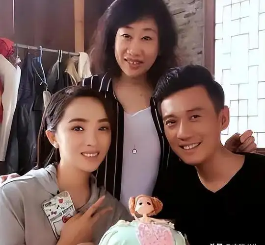 著名演员徐洪浩:比妻子大10岁,戏里演父女,戏外恩爱幸福惹人羡