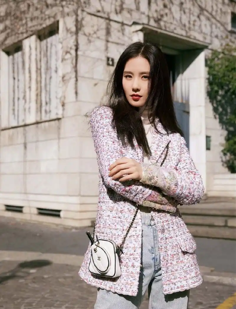 组图:刘诗诗春日清新随拍 小香风穿搭长发飘逸灵动甜美_高清图集_新浪