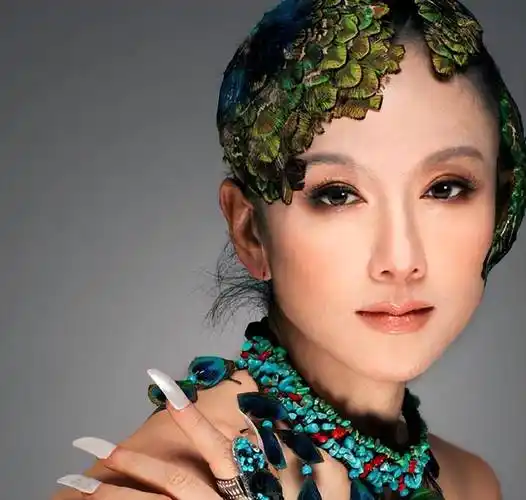 杨丽萍:20年不吃米饭,抽肋骨为了瘦腰,6厘米指甲随身30年_妈妈_因为