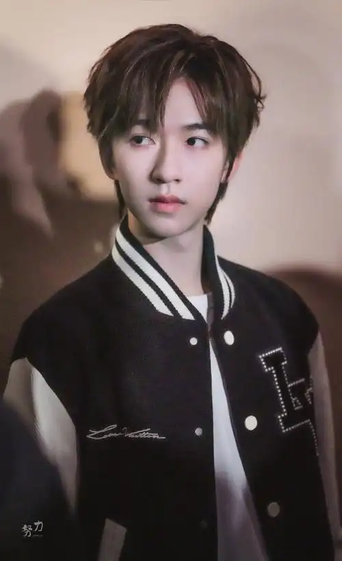 时代少年团秀场照片##贺峻霖 梦蝶破笼