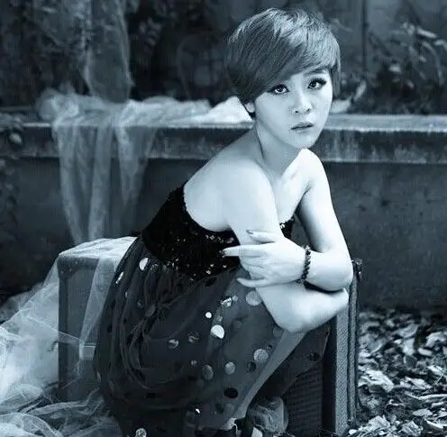 (右图为华晨宇绯闻女友万芙伽 左图为传说中华晨宇正牌女友胡蕾) 曝