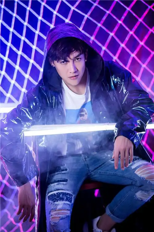 王野最新写真曝光对视眼神杀上演撩人暴击