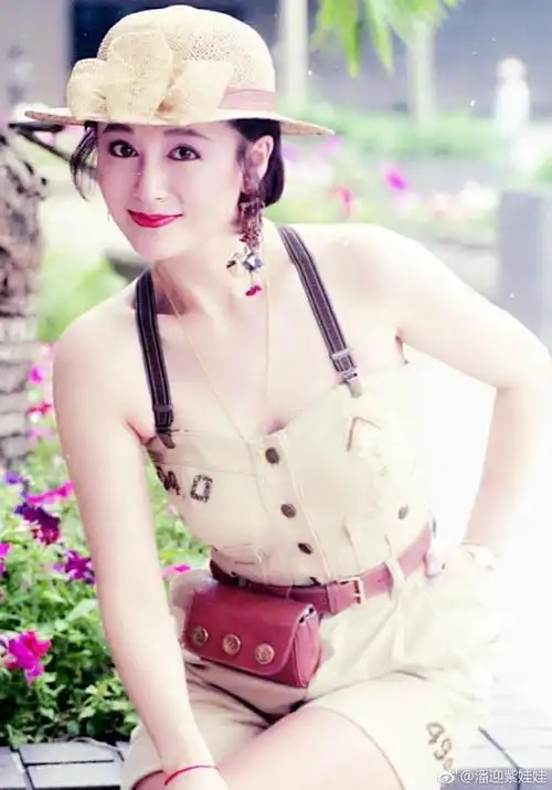 71岁潘迎紫大谈炒股经 晒旧照性感明艳似贵族小姐