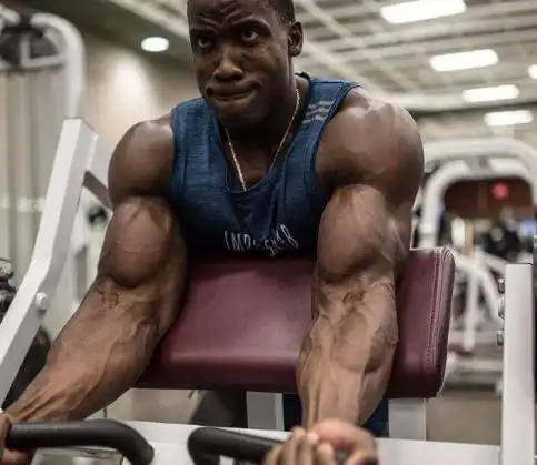 黑人健身黑人是公认的,肌肉爆发力,耐力最强的种族之一.