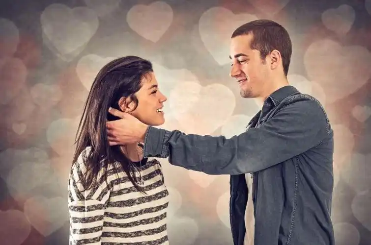 房间里尽情欢乐的性感情侣