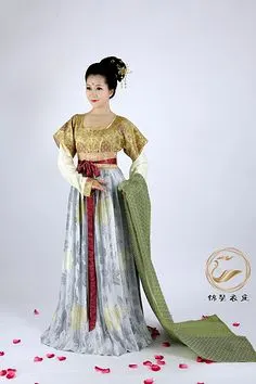 古装美女全身剧照唐宫