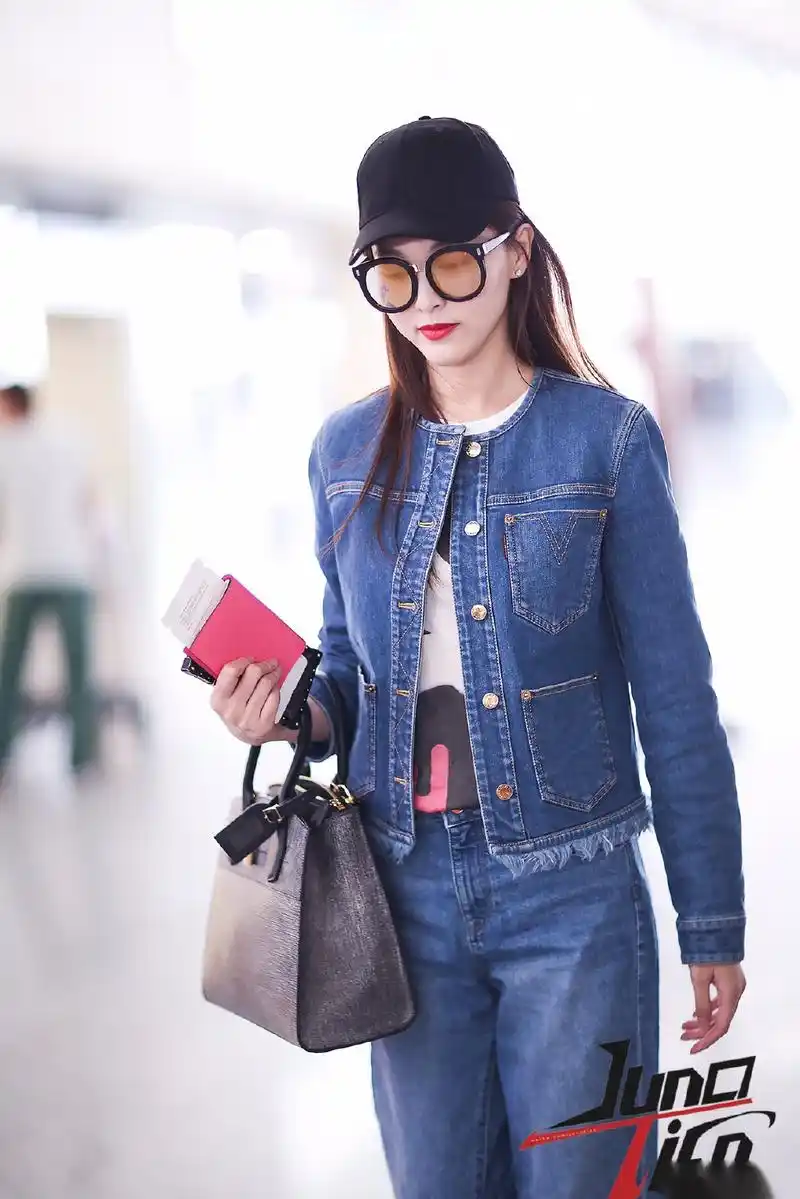唐嫣一身牛仔look真是又帅又美 ,手拎壕包迈2米长腿,对镜头笑靥如花.