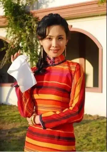 陈数饰演的女主人公白流苏.刘一含饰演的白宝络.