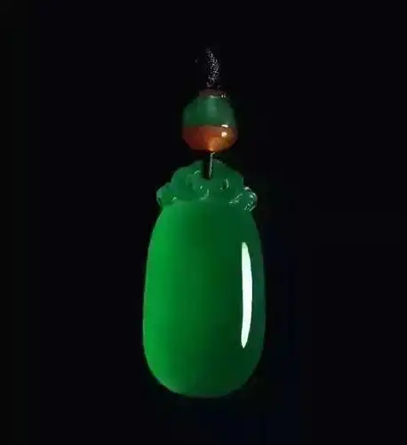 拍卖会上的极品翡翠去了哪?两大首富收藏过亿,而她够开一个店!