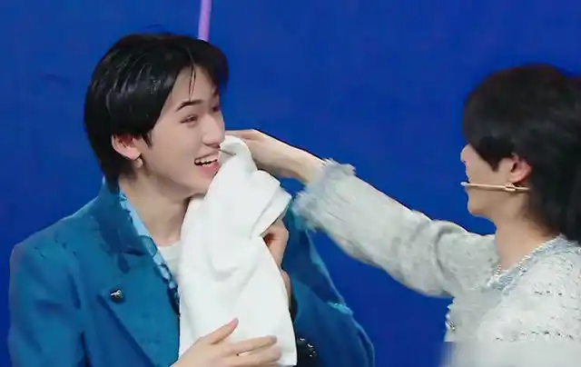 华晨宇提及tf三位成员宋亚轩情绪激动小动作不断生怕说错话