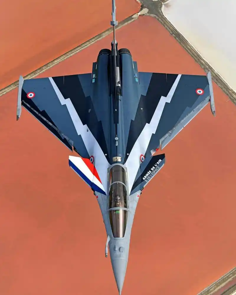 法国空军阵风c战斗机新涂装,不知道为什么,这种视角的空对空摄影图片