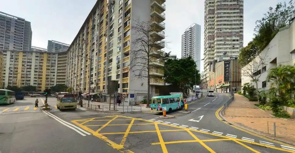 香港薄扶林华林径3号 请问明德学院有地铁到吗!