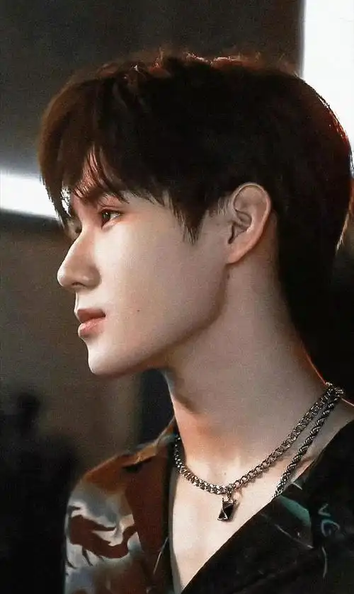 张真源侧脸是3的形状#谁能拒绝张真源@时代少年团-张真源的侧颜呢,这