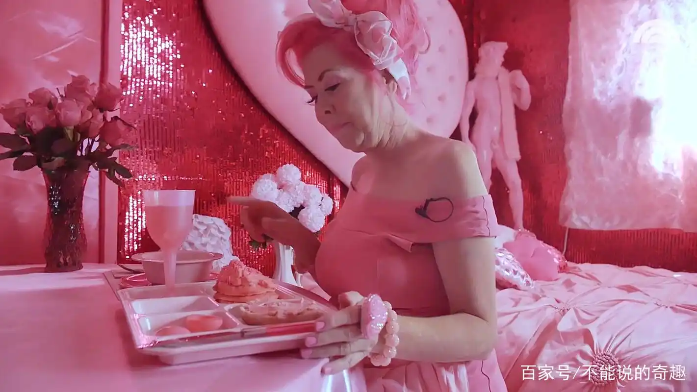 被称为"粉红女王"的人:痴迷其中,就连吃的食物也要做成粉红色