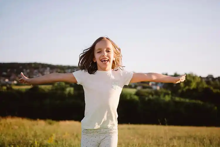 在大自然中奔跑的女孩图片下载