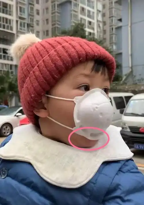 原创宝宝第一次戴口罩,妈妈揭下后不淡定了,网友:可爱到爆