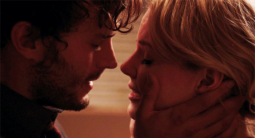 女孩子亲吻性感拥抱gif动图_动态图_表情包下载_soogif