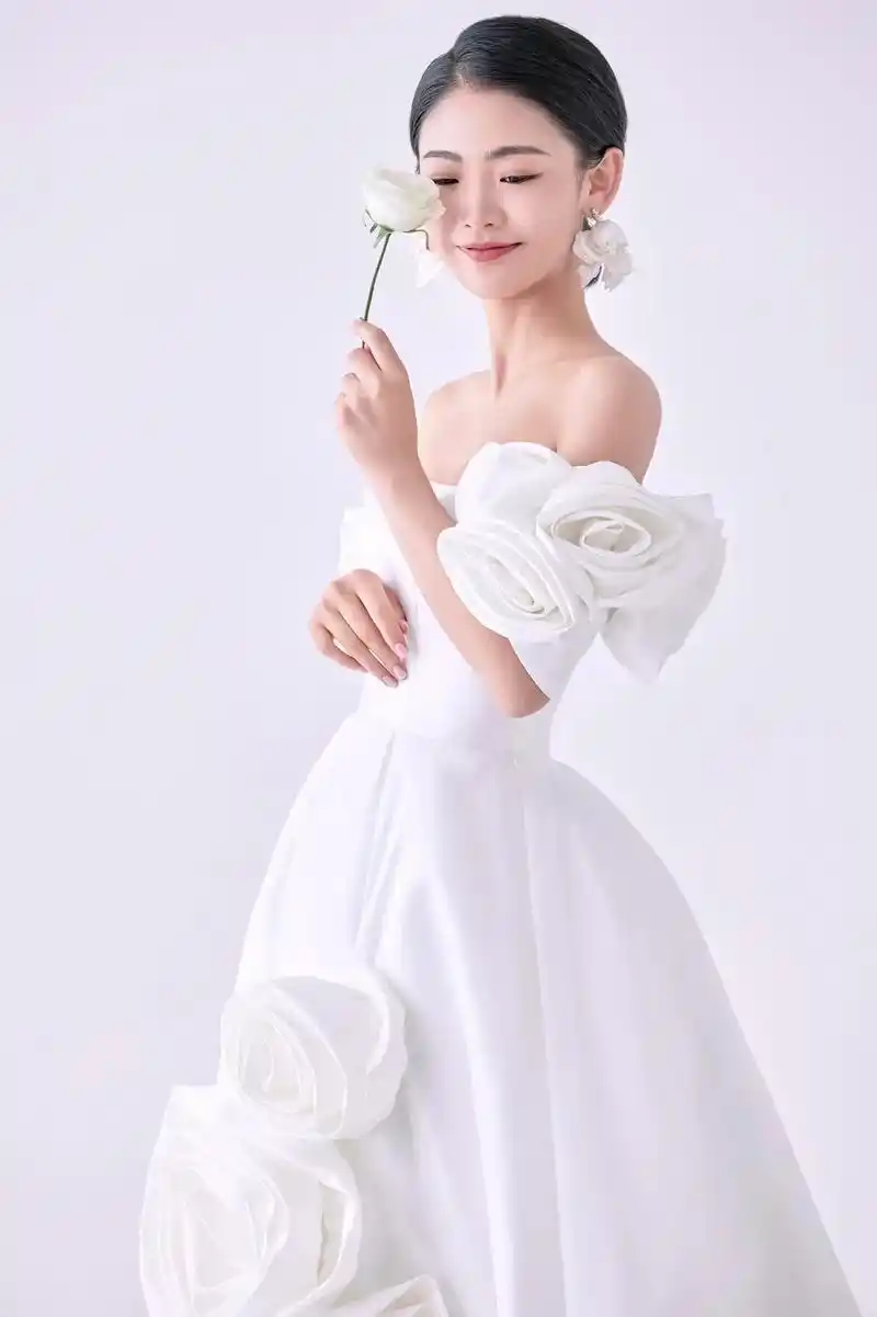 我真的是太喜欢这组照片了 简单的缎面婚纱 凸显人物特点 最明 - 抖音