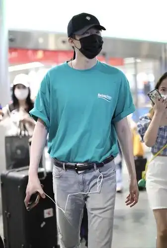 组图:刘宇宁穿蓝色t恤亮相机场 紧身牛仔裤凸显大长腿