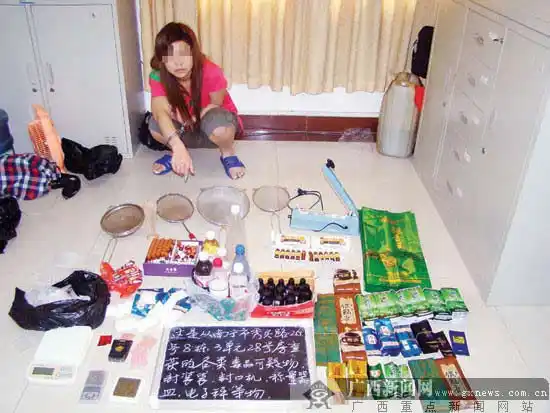 女疑犯指认毒品和制作工具