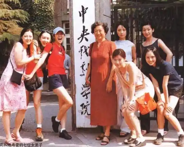 像梅婷,秦海璐,袁泉,刘烨,曾黎,胡静都和章子怡是同班同学