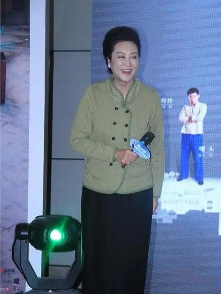 车晓妈妈王丽云都60多岁了,但气质还这么好,穿绿上衣精气神真足