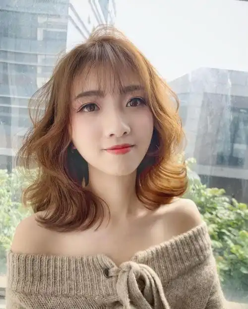 更时尚,更性感,运用在锁骨发上面同样适合,大多数锁骨发型烫发的时候