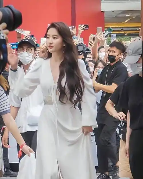 刘亦菲出席活动穿短裙,一双白腿很结实,路人表示真人不上镜