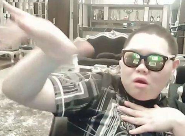 pdd参加军训的照片曝光,看到他的新形象后,网友:我裂开了!