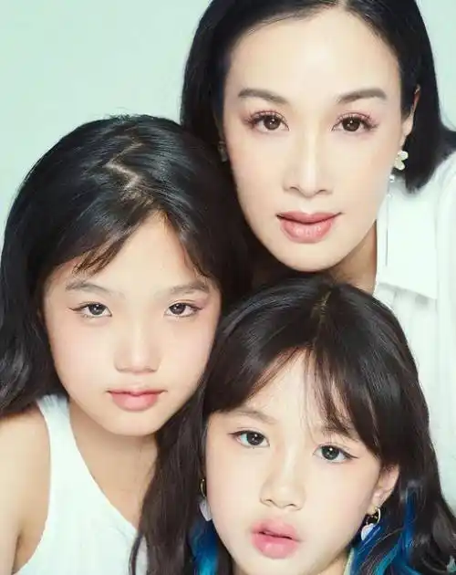 钟丽缇还晒出了她与考拉的多张合影,从考拉小时候的模样到现在的成长