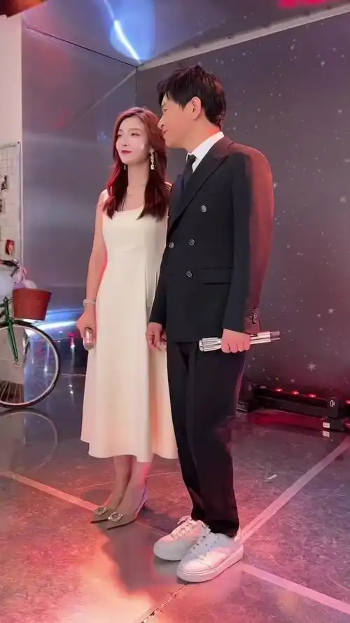 老板终于开播啦九点冷漠de杨小曼直播间不见不散冷漠杨小曼歌手