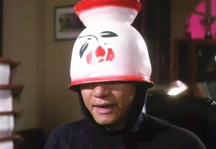 没错,这正是再现电影《无敌幸运星》中的一个经典桥段.